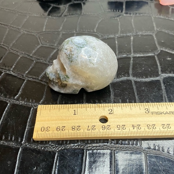 Small Moss Agate & Quartz Skull - Picture 12 of 13